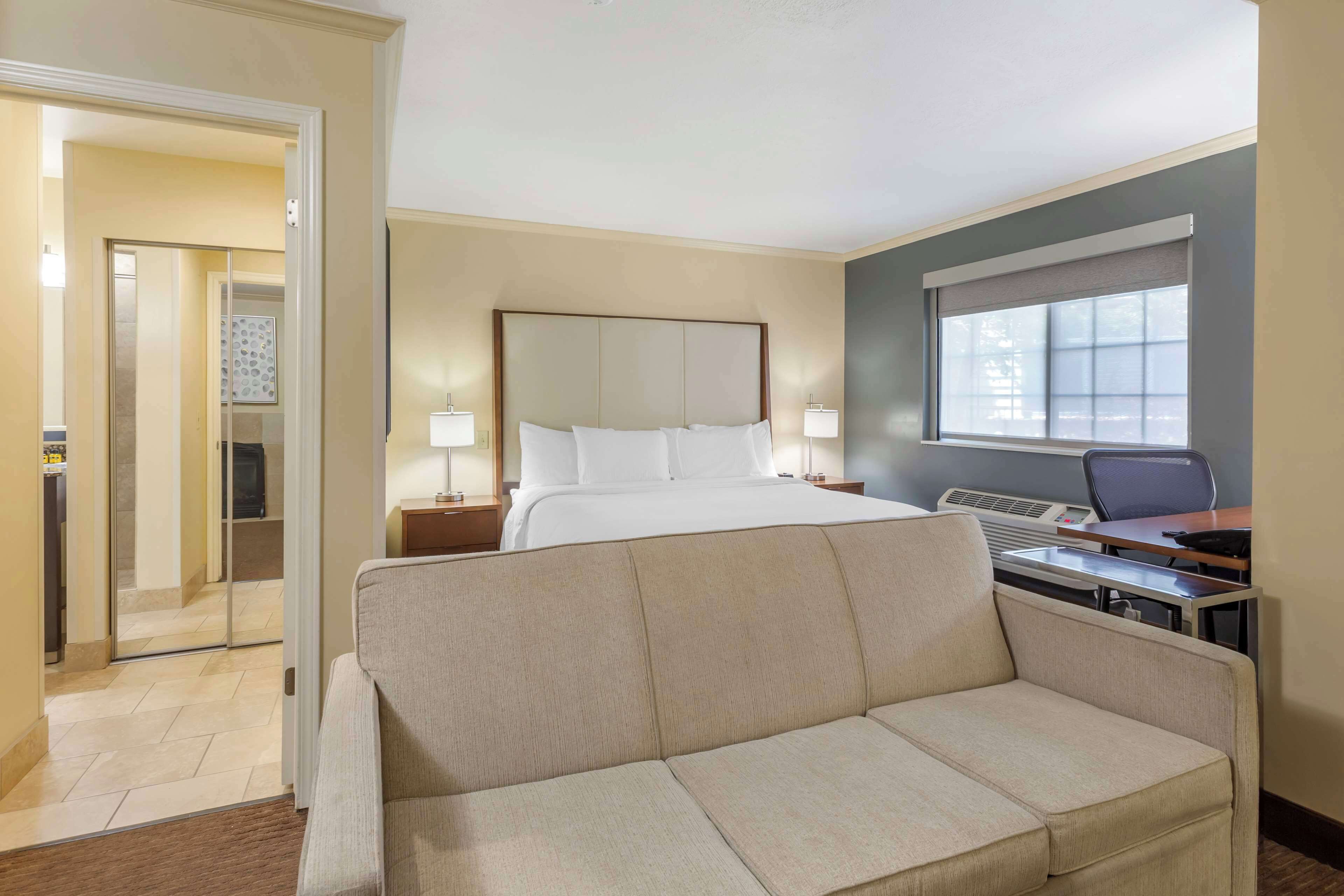 executive suite, 1 king bed, non smoking, jetted tub | premium bedding, pillow-top beds, in-room safe, desk