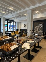 Desayuno buffet todos los días (con cargo)
