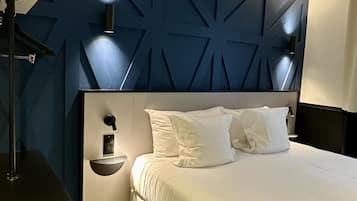 Habitación Deluxe doble | Ropa de cama de alta calidad, caja fuerte, escritorio y cortinas opacas