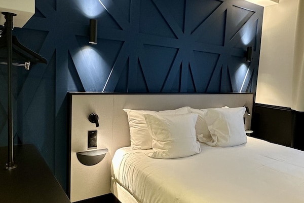 Kamar Double Deluks | 1 kamar tidur, seprai premium, brankas, dan meja kerja