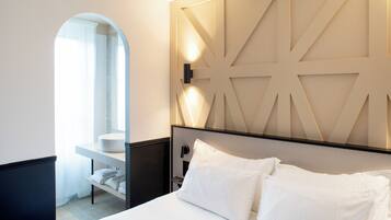 Superior tweepersoonskamer | Luxe beddengoed, een kluis op de kamer, een bureau