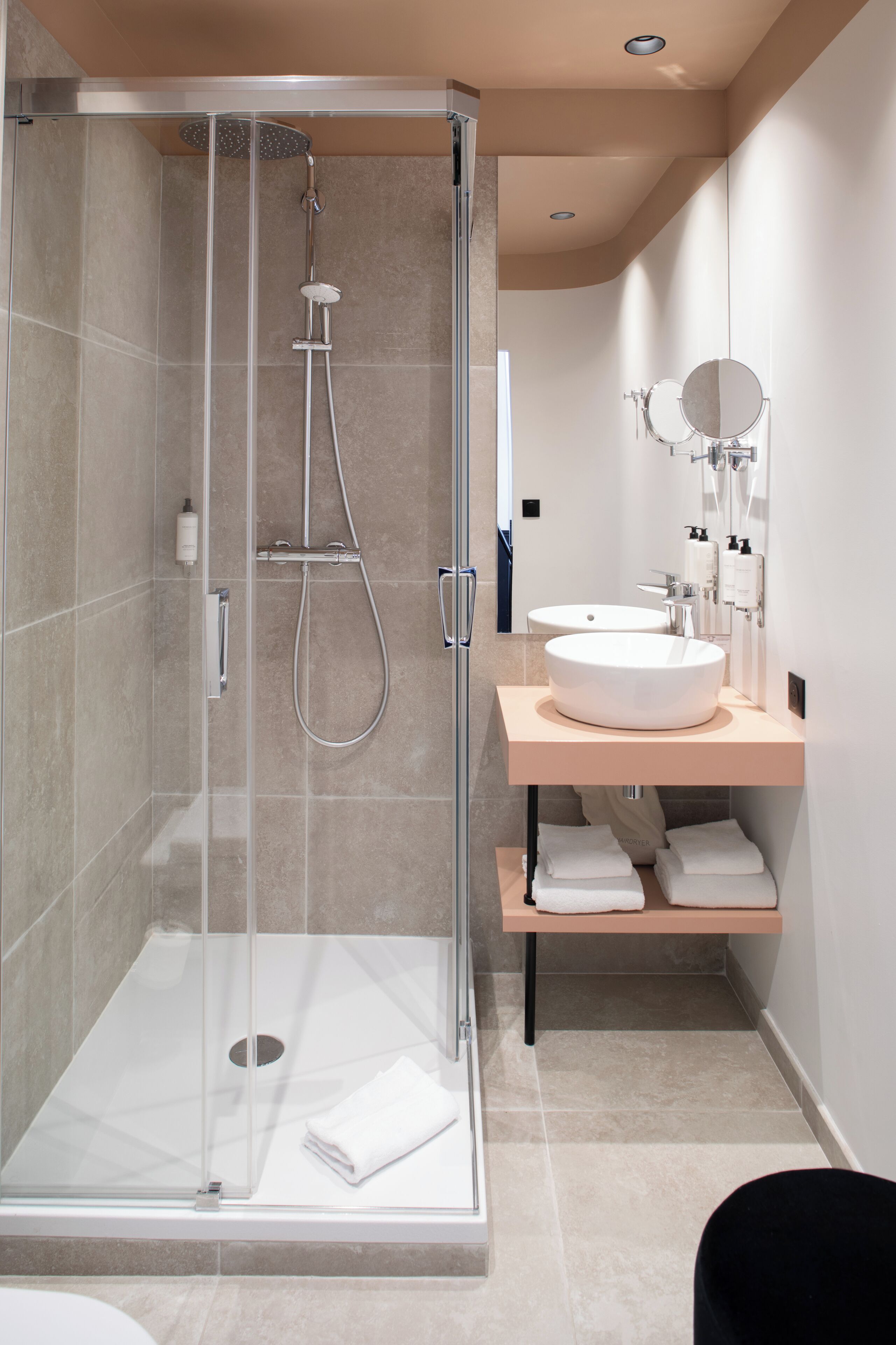 Quarto casal superior | Banheiro | Chuveiro, secador de cabelo, toalhas de banho, sabonete