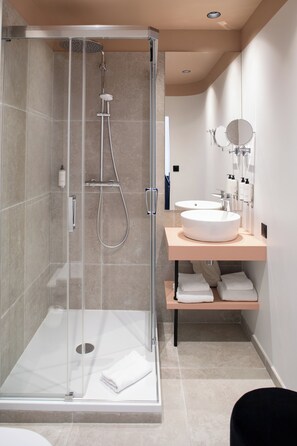 Chambre supérieure double | Salle de bain | Douche, séchoir à cheveux, serviettes fournies, savon