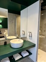 Ducha, secador de pelo, toallas, jabón