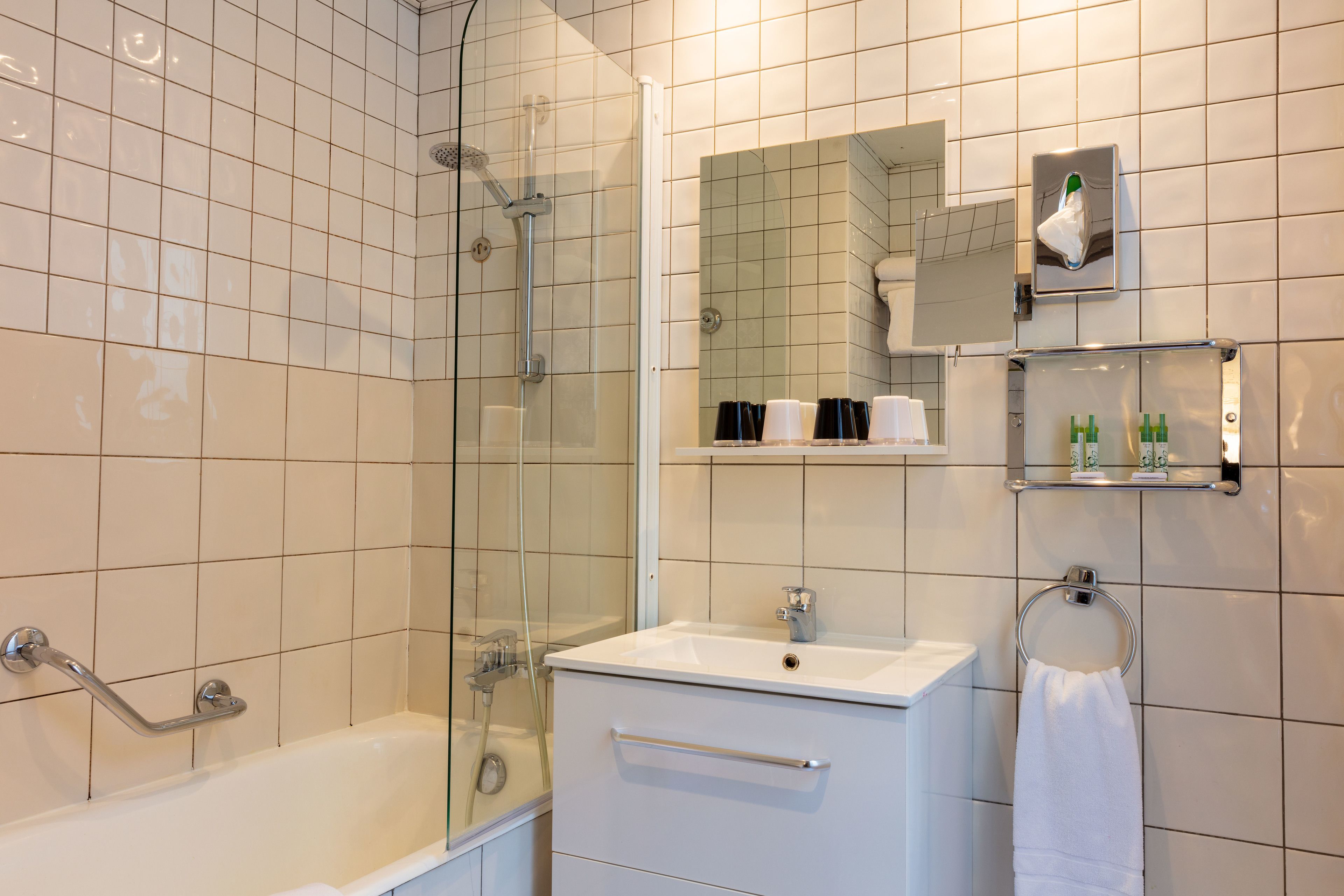 quadruple room | bathroom | shower, free toiletries, hair dryer, towels