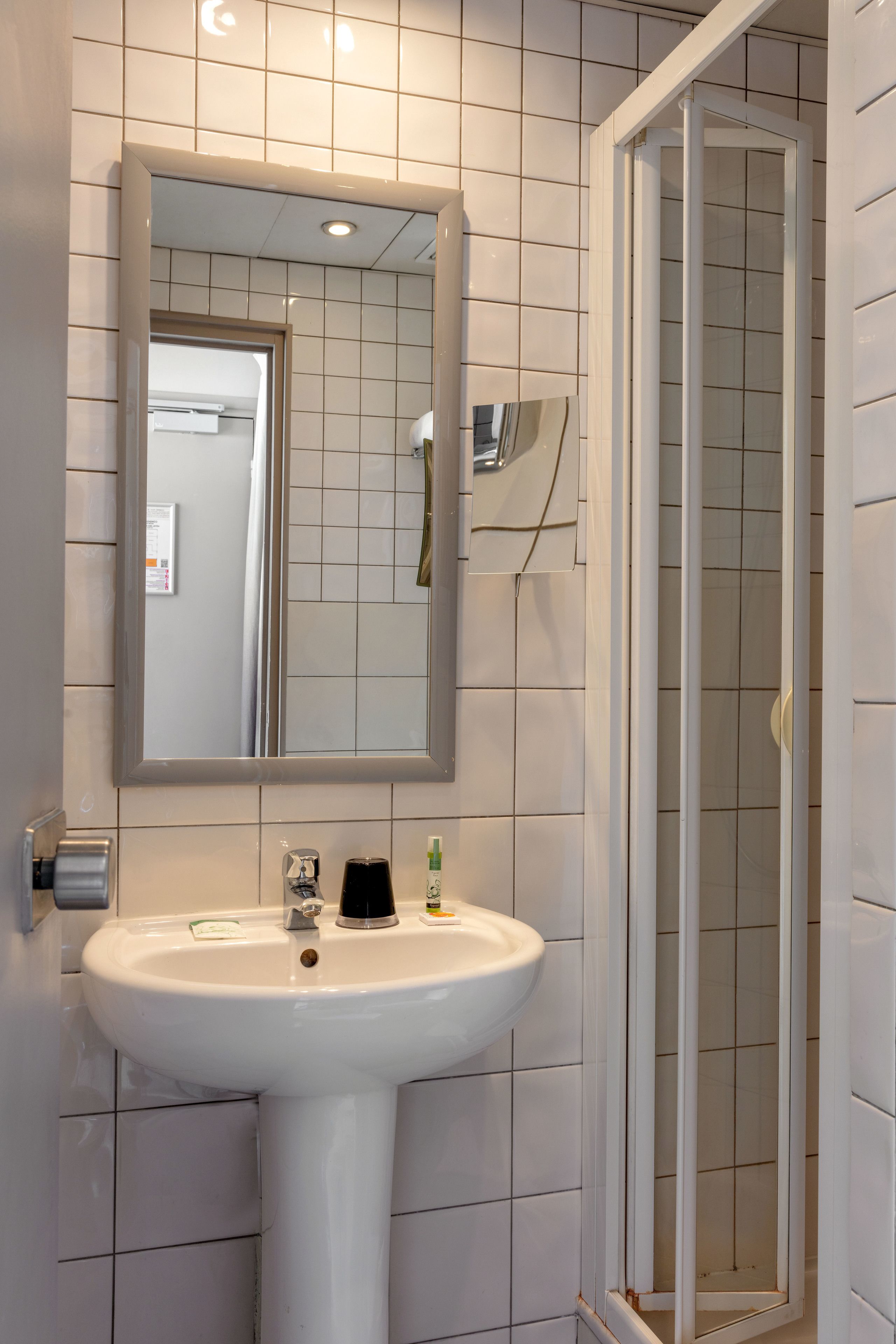 standard single room | bathroom | shower, free toiletries, hair dryer, towels
