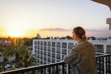 Hypo-allergenic bedding, in-room safe, desk, blackout drapes. Fairfield by Marriott Anaheim Resort