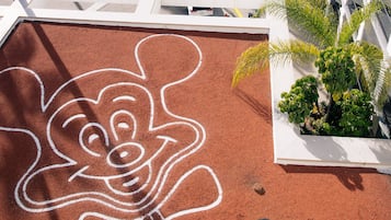 Terraço com um desenho grande e branco, de estilo cartoon, de um personagem.