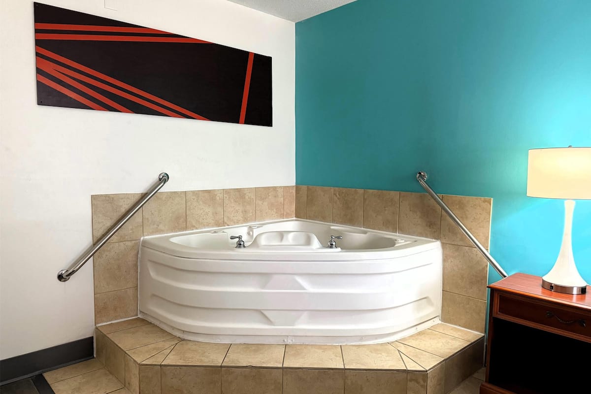 studio suite, 1 king bed, non smoking | desk, iron/ironing board, rollaway beds, free wifi