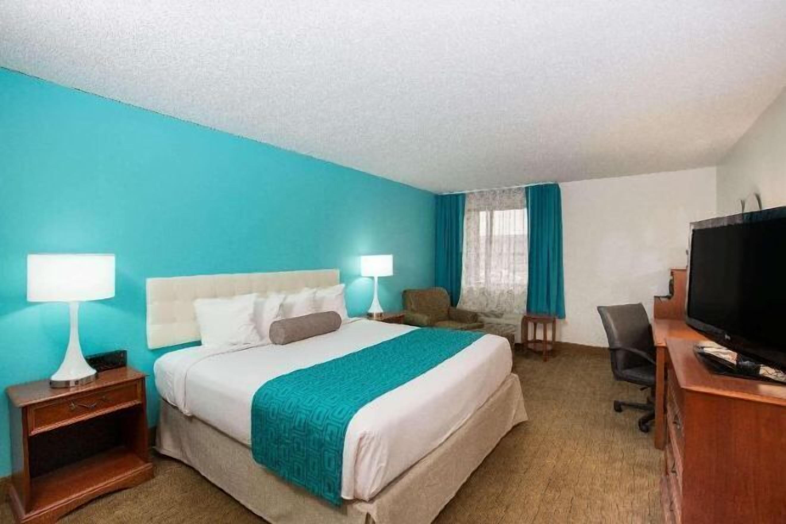 Meja, seterika/papan seterika, katil lipat simpan/tambahan 