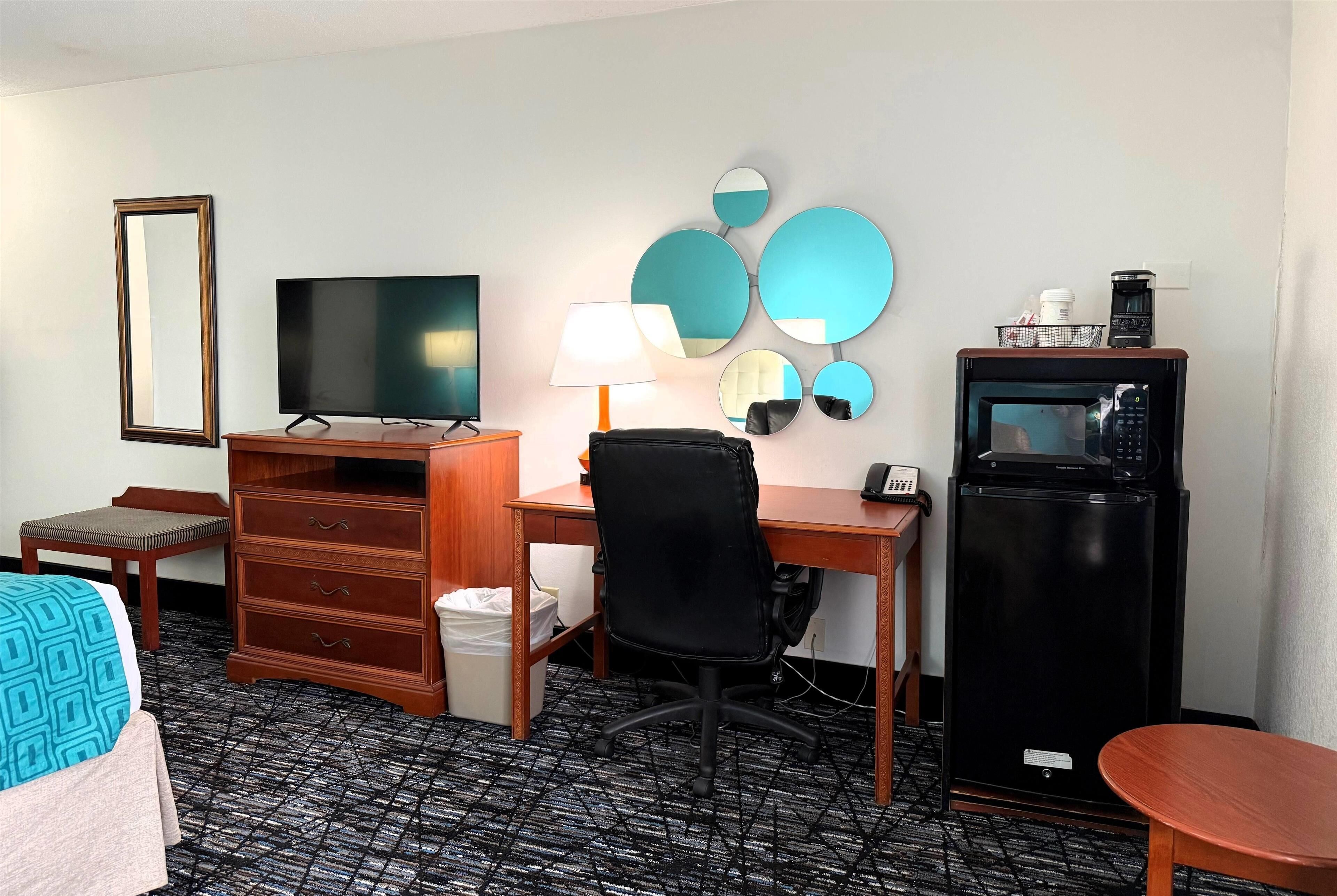 standard room, 1 king bed, non smoking | desk, iron/ironing board, rollaway beds, free wifi