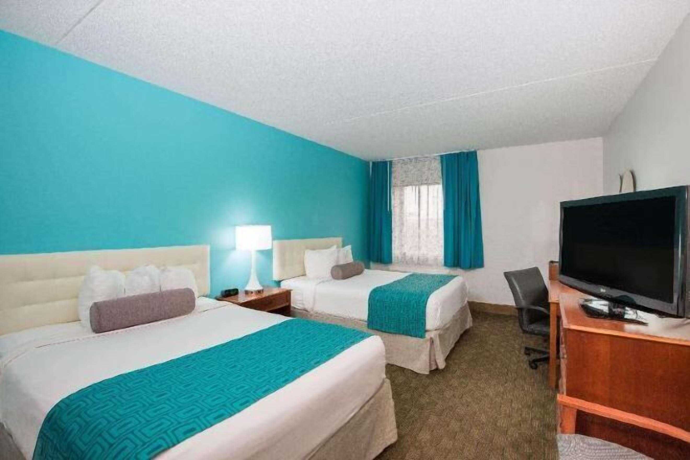 Meja, seterika/papan seterika, katil lipat simpan/tambahan 