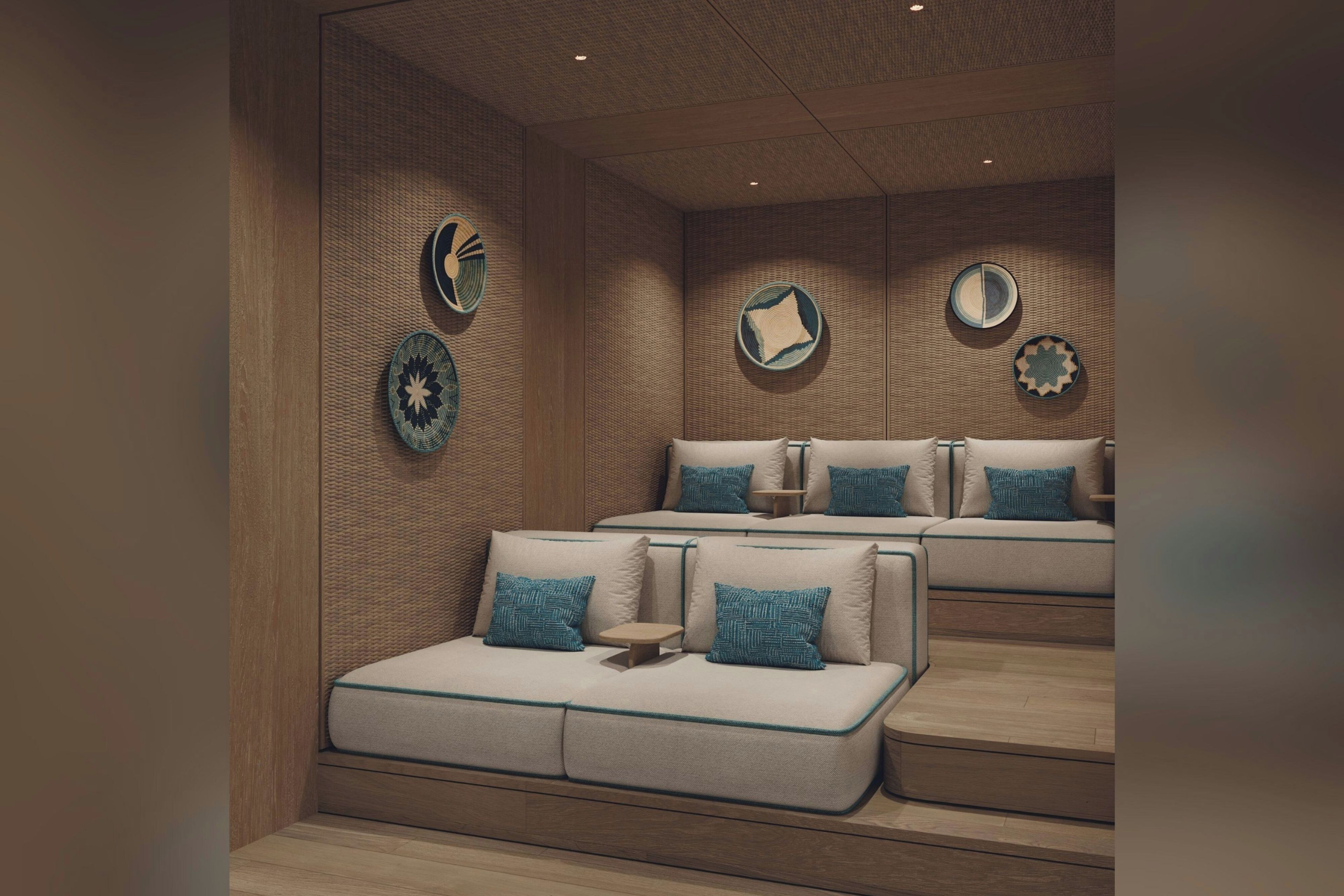 Un interior moderno con un conjunto de sofás, placas decorativas colgadas en la pared y una pared de madera con textura.