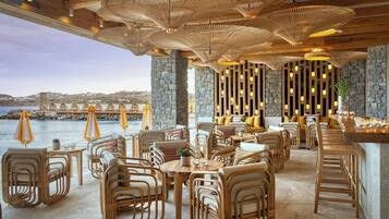 Privatstrand, Liegestühle, Sonnenschirme, Strandtücher