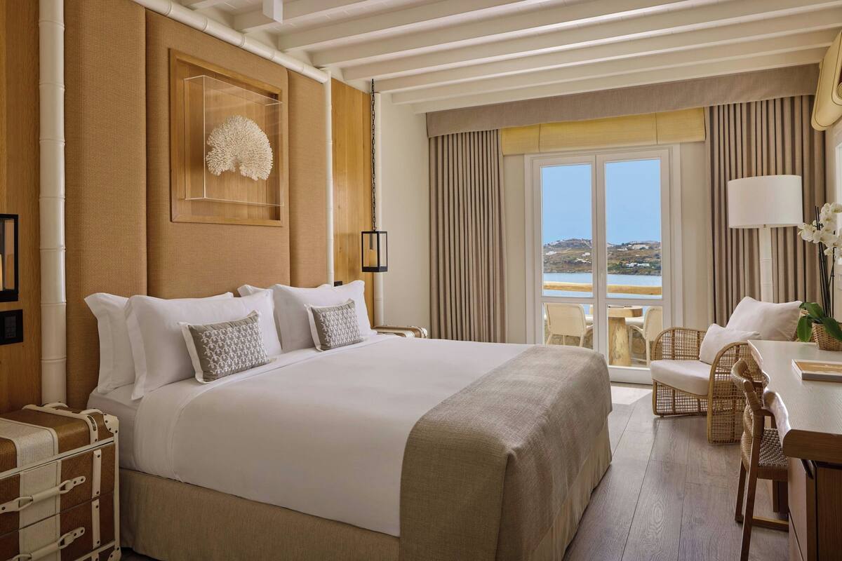 Deluxe Room, Sea View (Balcony) | Premium bedding, minibar, in-room safe, desk
