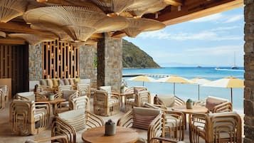Playa privada, sillas reclinables de playa, sombrillas, toallas de playa