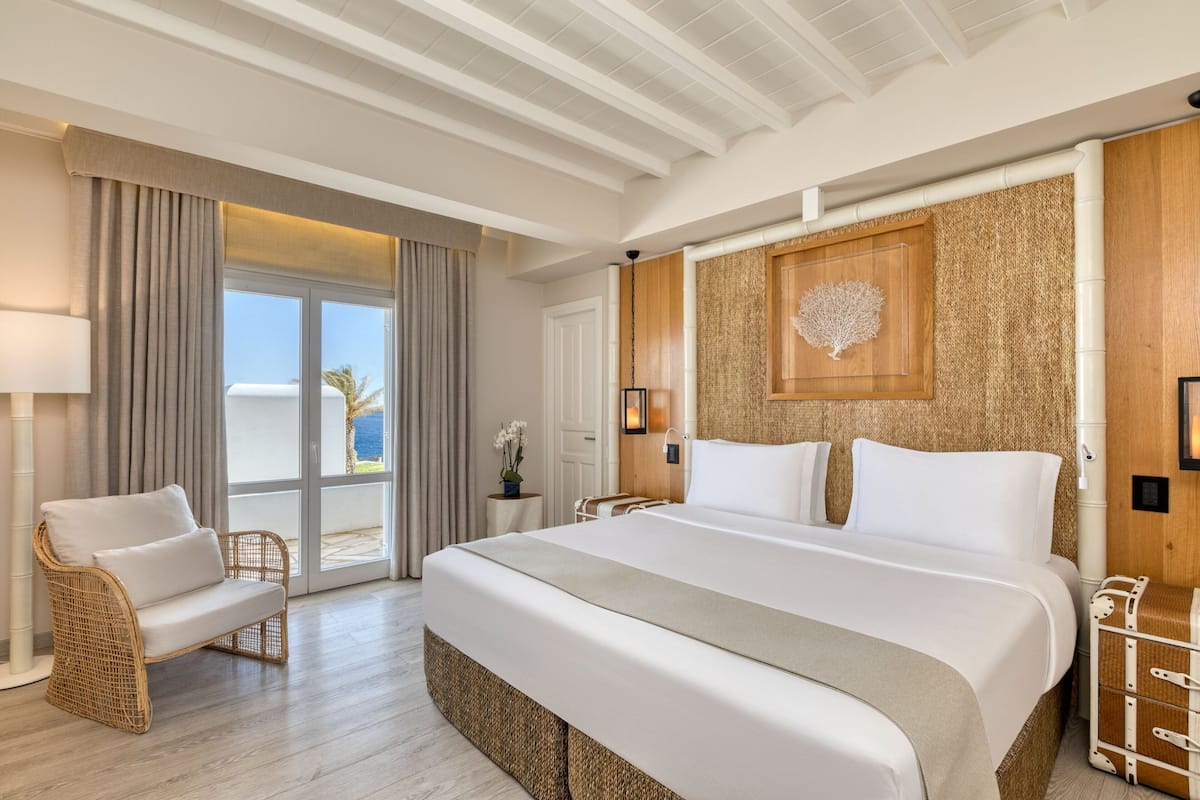 Room, Partial Sea View | 1 bilik tidur, peralatan tempat tidur premium, bar mini