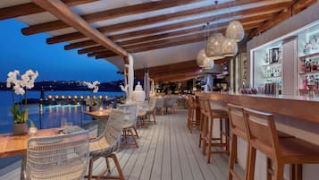 2 restaurantes; se sirve desayuno, almuerzo y cena; cocina mediterránea