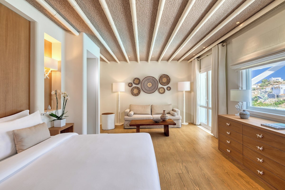 1 bedroom, premium bedding, minibar, in-room safe