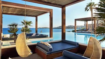 2 albercas al aire libre, sombrillas en la alberca y camastros