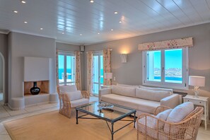 Villa, 4 soverom, sjøutsikt (Balcony) | Sengetøy av topp kvalitet, minibar og safe på rommet
