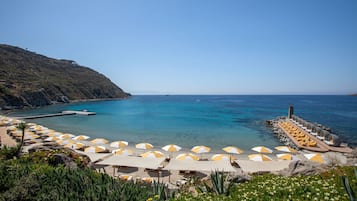 Playa privada, sillas reclinables de playa, sombrillas, toallas de playa