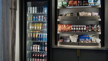 Ein Automaten steht voll mit Getränken und Snacks.