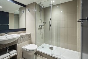 Combined shower/bathtub, free toiletries, hair dryer, towels - Cardiff Marriott Hotel (Cardiff)