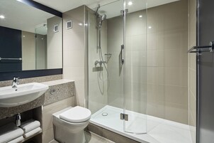 Bañera con ducha, artículos de tocador gratuitos, secador de pelo