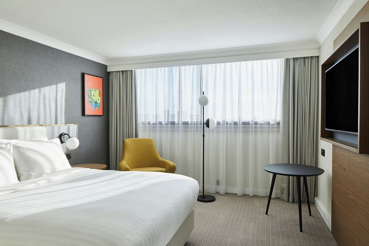 Premium bedding, pillowtop beds, in-room safe, iron/ironing board