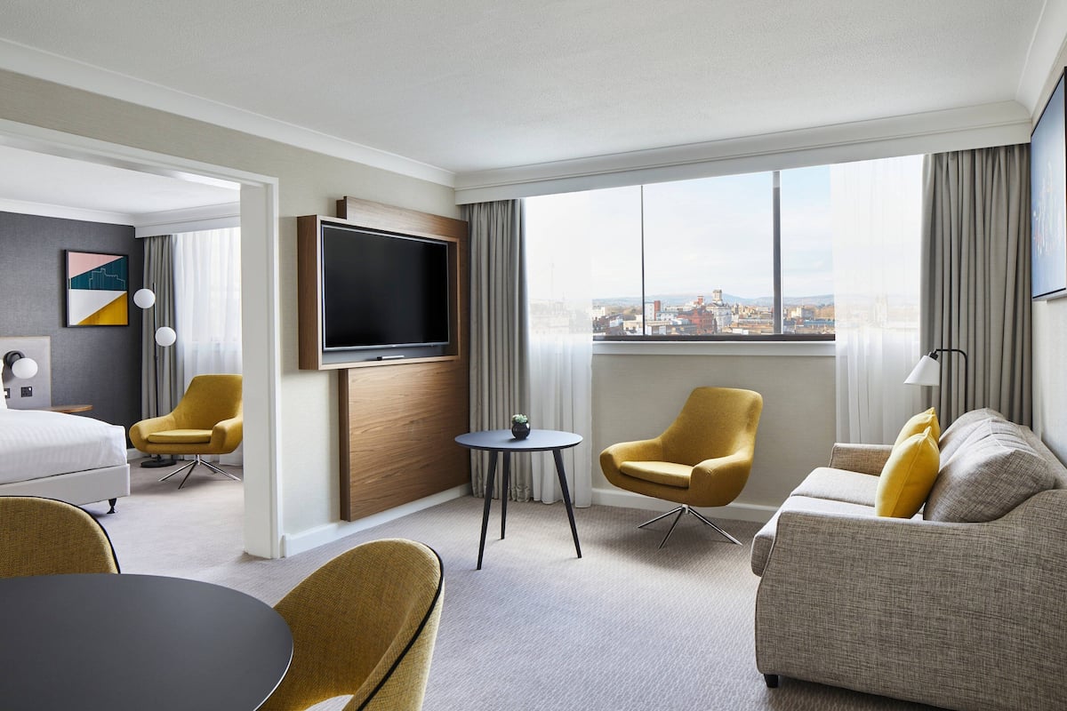 executive suite, 1 bedroom, non smoking | living area | 49-inch flat-screen tv with satellite channels, tv