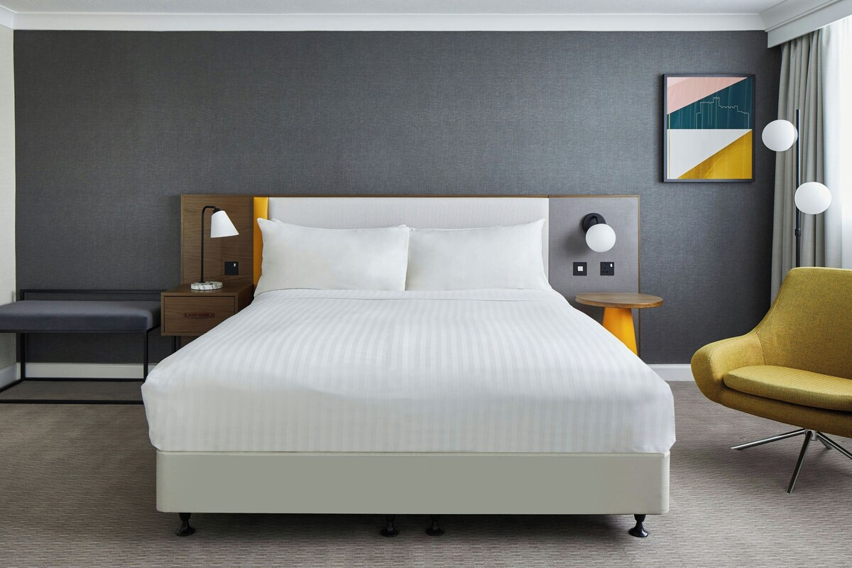 Executive Suite, 1 Bedroom | Premium bedding, pillowtop beds, in-room safe, iron/ironing board