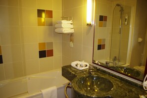 Habitación doble superior | Baño | Tina con regadera, amenidades de baño gratuitas, secadora de cabello