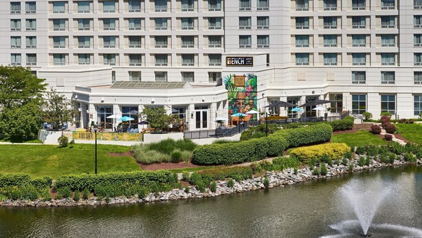 A hotel with a pool, a fountain, and a bar area. - Gaithersburg Marriott Washingtonian Center (Gaithersburg)
