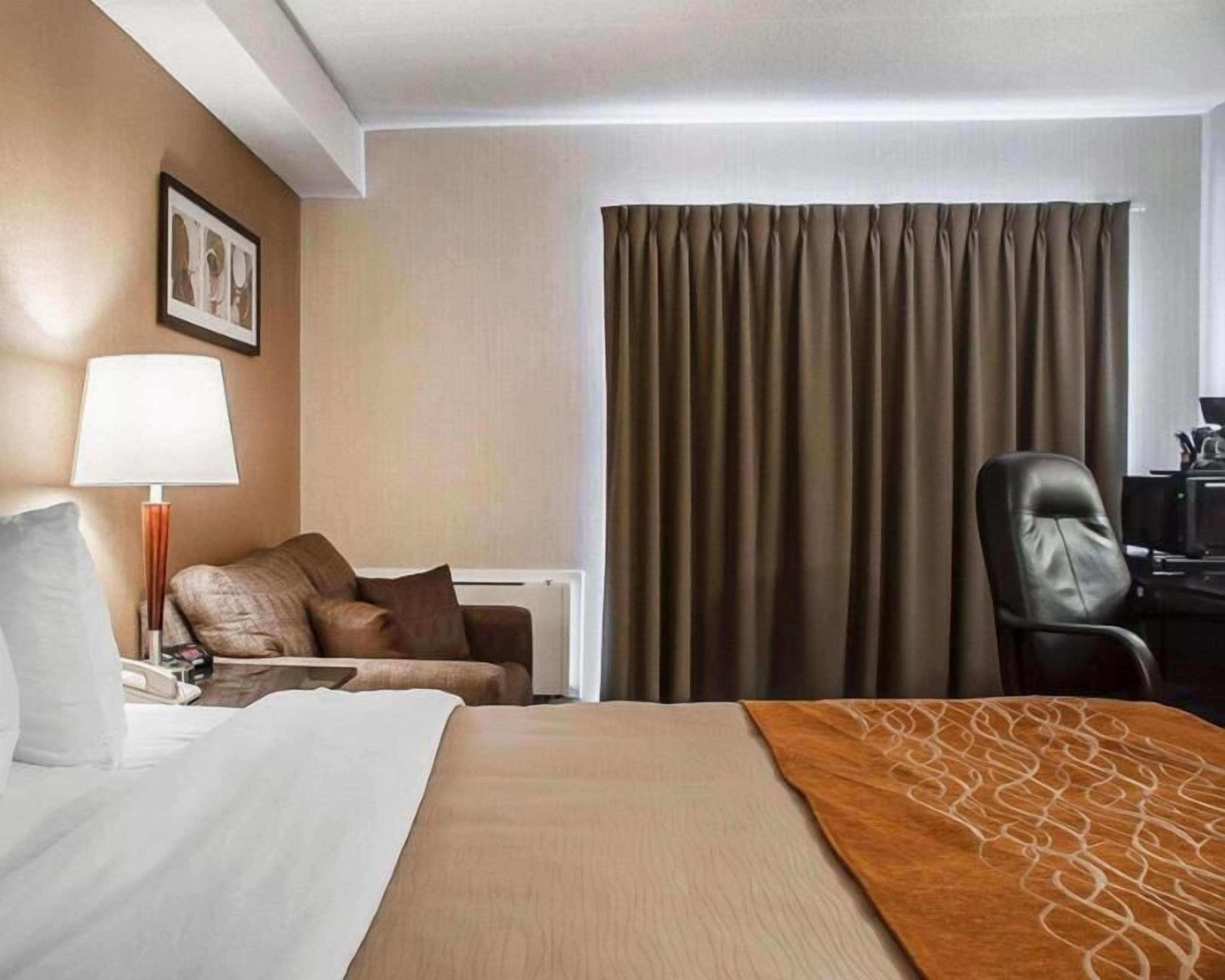 أغطية فراش متميزة وأسرّة بطبقة علوية مريحة ومكتب وستائر تعتيم