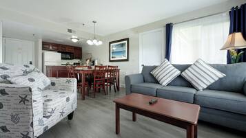 Premium suite, 2 slaapkamers | Woonruimte | Een 32-inch flatscreentelevisie met kabelzenders en televisie