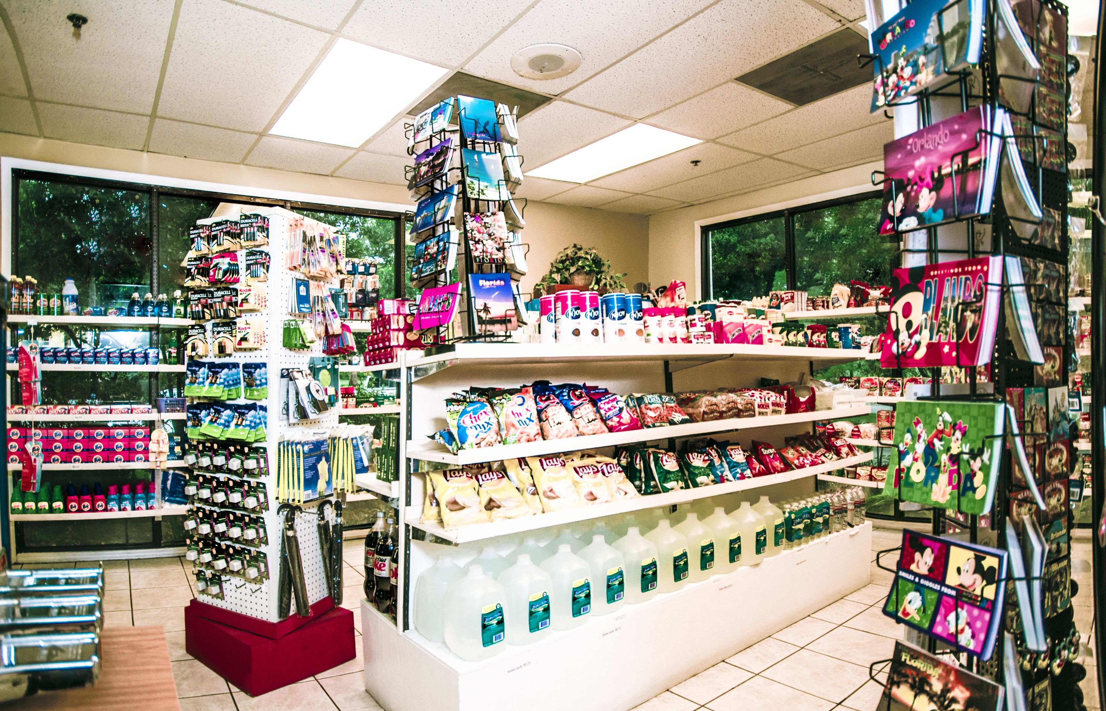 Un magasin dont les étagères sont remplies de divers produits, notamment des collations et des boissons.