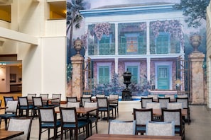 朝食 (ビュッフェ)、毎日提供 (無料)