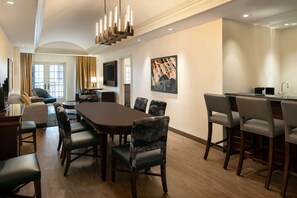 1 bedroom, in-room safe, desk, laptop workspace - Embassy Suites by Hilton New Orleans (New Orleans)