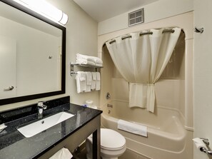 Combined shower/bathtub, free toiletries, hair dryer, towels