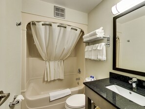 Combined shower/bathtub, free toiletries, hair dryer, towels - Spark by Hilton Oshawa (Oshawa)