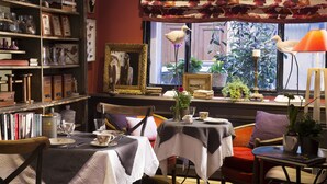 Breakfast area - Le Petit Chomel (Paris)