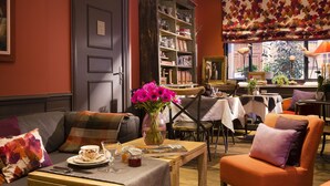 Lobby sitting area - Le Petit Chomel (Paris)