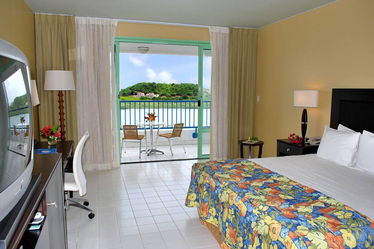 Hypo-allergenic bedding available, in-room safe, desk, blackout drapes