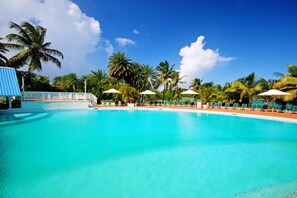 Una piscina al aire libre, sombrillas