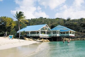 Am Strand, weißer Sandstrand, Cabañas (kostenlos), Sonnenschirme