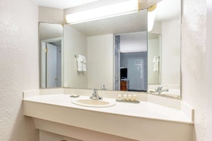 Ensemble douche/baignoire, articles de toilette gratuits, sèche-cheveux
