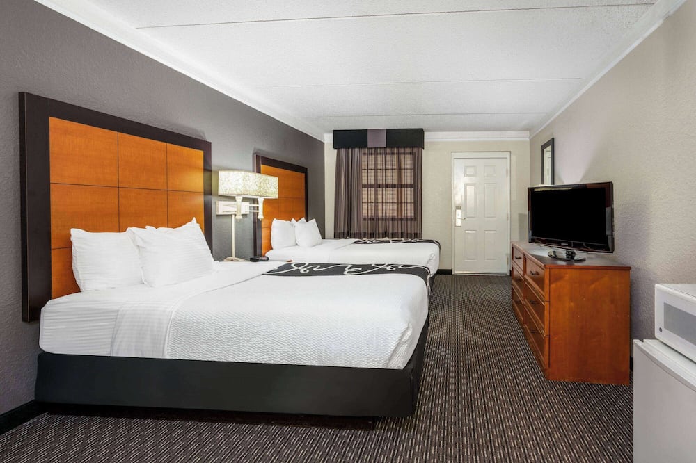Super 8 by Wyndham The Woodlands North