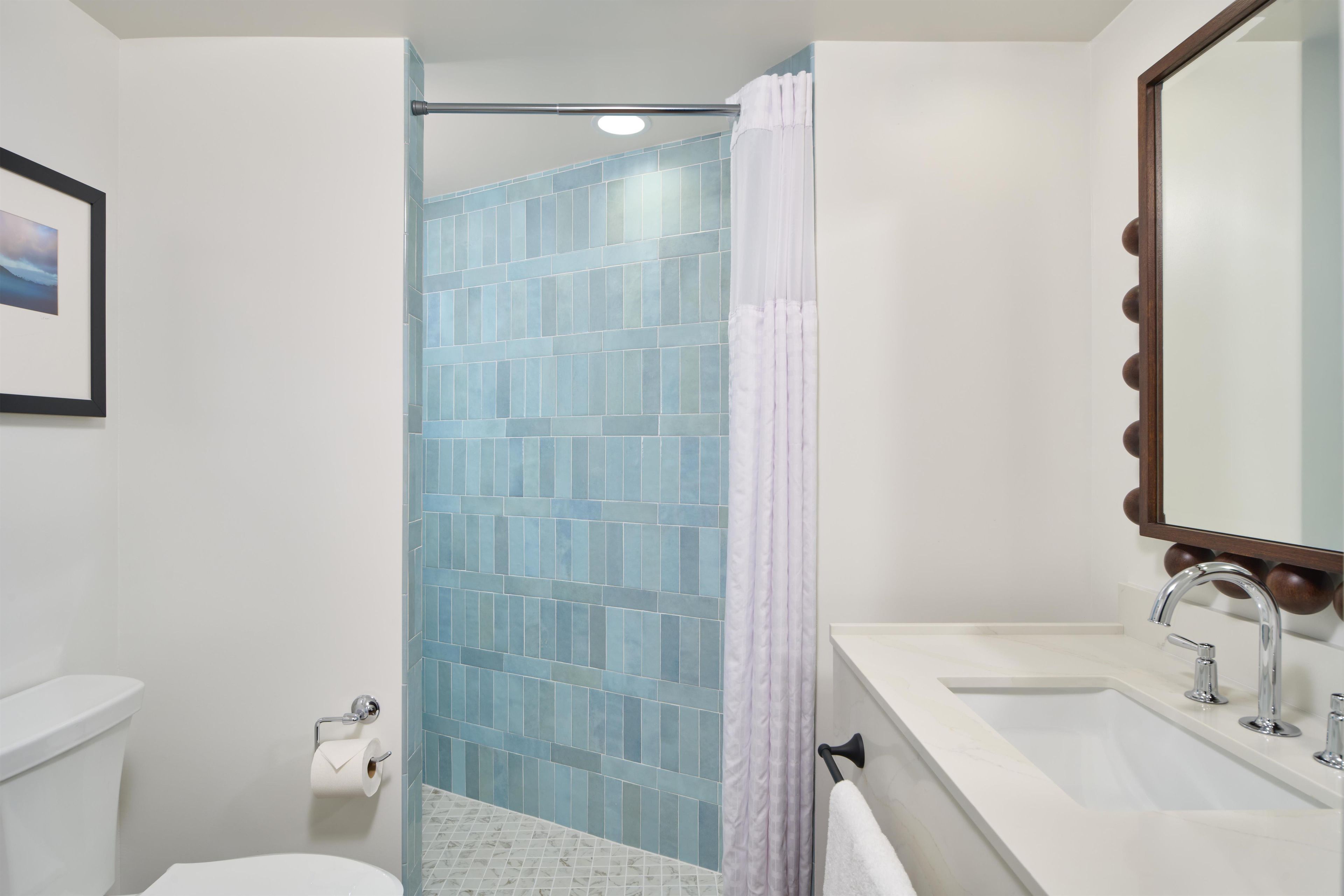 Un baño con ducha, inodoro y lavabo.