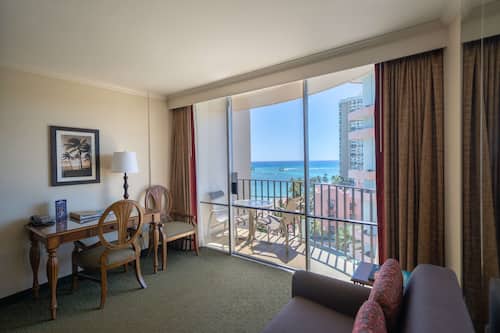 Premium bedding, in-room safe, desk, blackout curtains